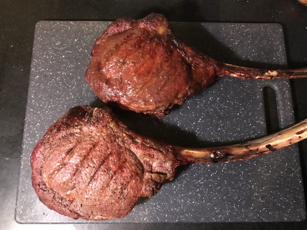 Tomahawks net van de bbq