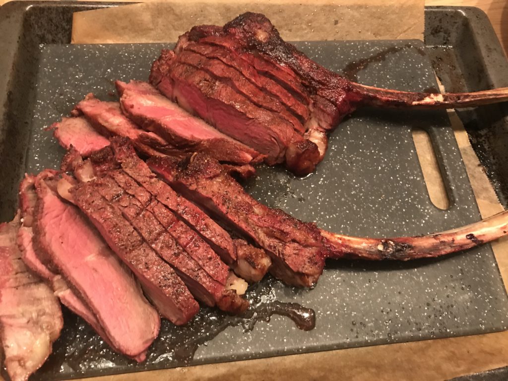 Tomahawks verdeeld in mooie stukken medium rare